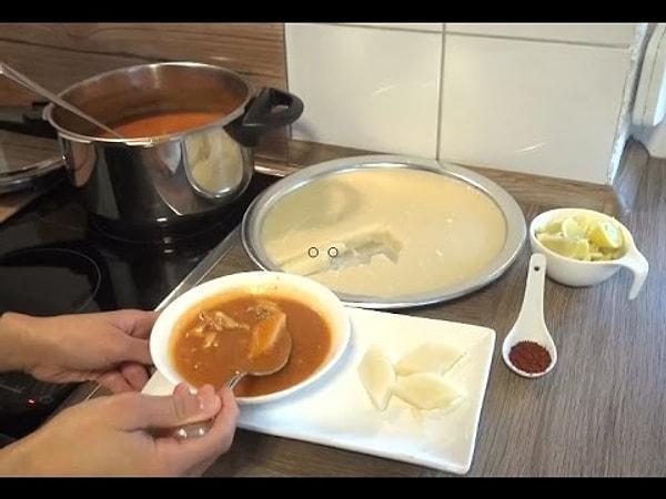 Farklı etlerin kullanılabildiği bu geleneksel çorbayı meşhur eden ise hamur ritüeli.