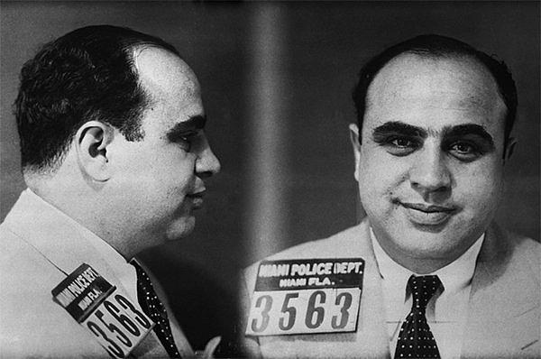 3. Atlanta'da hapsedilirken, Al Capone, gardiyanlara rüşvet veriyordu bu sayede çok rahat bir hayat sürüyordu.