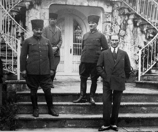 13 Eylül'de başlayan yangın büyük panik yaratır. Paşa, kendisi için daha güvenli olduğu düşünülen Uşakizade Köşkü'ne yerleştirilir.