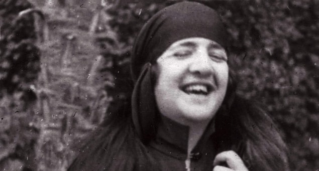 Konakta, Paşa'yı bekleyenler arasında ev sahibi ailenin genç kızı Latife Hanım da hazır bulunur. Boynundaki kolyede fotoğrafını taşıdığı kahramanı, İzmir'de ağırlamak onun için bir hayalin gerçek olmasıdır.