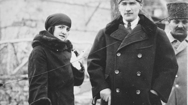 Her sabah başucuna kendi topladığı gülleri bıraktıktan sonra yerli ve yabancı gazeteleri tarar, önemli haberleri Paşa'ya iletirdi.