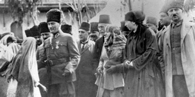 Ailesinden onay alması gerektiğini söyleyen Latife Hanım hemen cevap vermez. Ailesi Fransa'dan döndükten sonra izin alan Latife Hanım, Ankara'ya dönmüş olan Paşa'ya "Evet" yanıtını yollar.