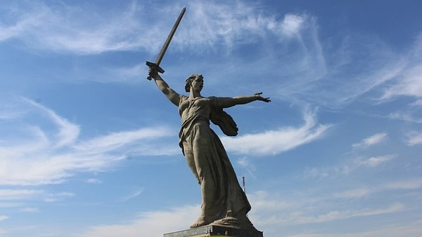 2. "Родина-мать" держит меч. Но изначально, по задумке скульптора, в ее руках должен был быть совсем другой предмет. Какой?