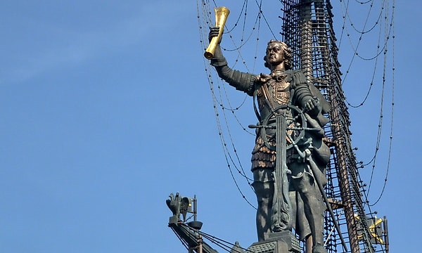 12. Один из самых высоких памятников нашей страны (98 метров) - статуя Петра I в Москве. Однако, по публикациям некоторых СМИ, Церетели вначале создал скульптуру не первого российского императора, а другой исторической личности. Какой?