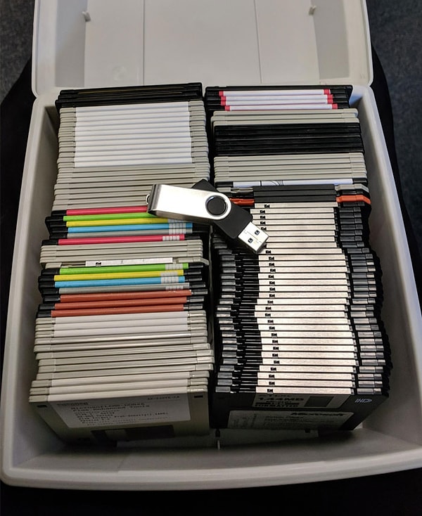 22. Взгляните на 138,24 МБ в 1995 году, а теперь 128 ГБ в 2018 году.