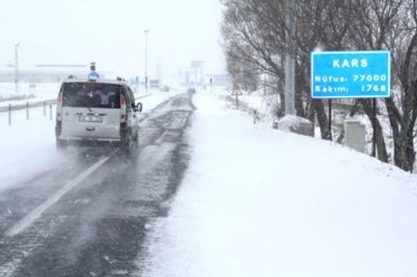 Kars'ta devam eden yoğun kar yağışı nedeniyle öğrenciler büyük bir merak içerisinde. Yarın okullar tatil mi?