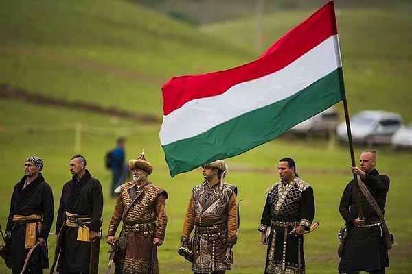 Macar kavminin tam olarak hangi bölgeden geldikleri konusunda Macar tarihçileri arasında fikir birliği yok. Birçok tarihçi Macarların nereden geldiklerinin bilinmediğini savunuyor.