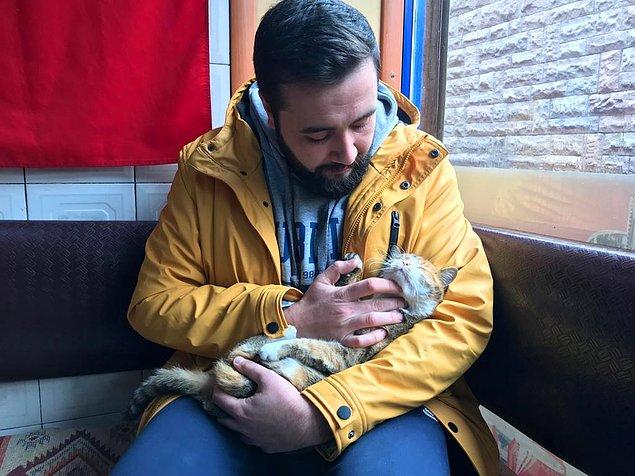 Çankaya ilçesinde çay ocağı işleten Mustafa Dikmen, kent genelinde etkili olan soğuk hava nedeniyle sokaklarda yaşayan sahipsiz kedi ve köpeklere şefkat elini uzattı.