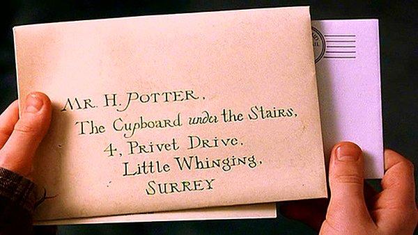Öncelikle Hogwarts'a davet mektubu olmadan girilemeyeceğini hepimiz biliyoruz, bir nevi yetenek sınavı var ama bu sınav sizden habersiz gerçekleşiyor.