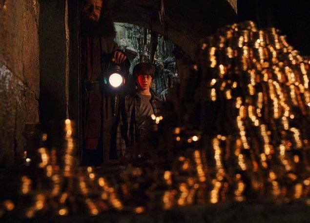 Önce para birimlerini bir eşitleyelim. Büyücülerin en değerli para birimi olan 1 Galleon J.K Rowling'e göre 35 Türk lirasına tekabül ediyor.