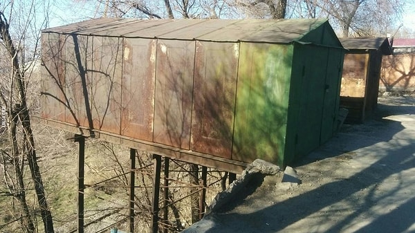 19. То ли аренда земли слишком дорогая, то ли кто-то всю жизнь мечтал о гараже-скворечнике