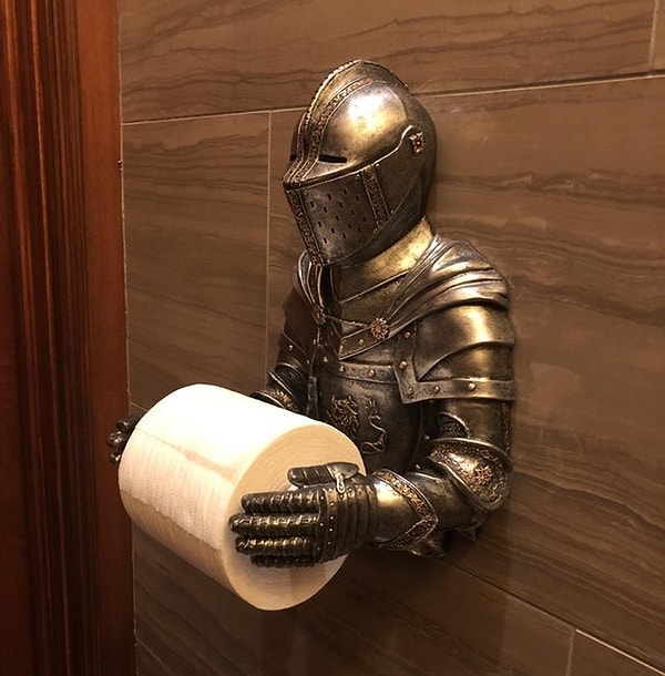 14. Не слишком ли помпезно для держателя туалетной бумаги?