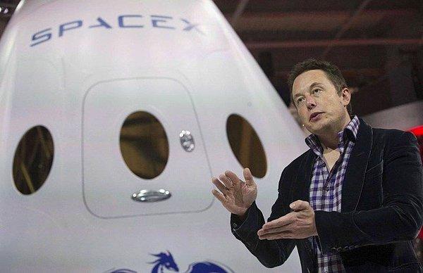 Hatırlarsanız geçtiğimiz sene uzaya gönderdiği Tesla ile adından sıkça söz ettiren Elon Musk, Mars hedefi için çalışmalarını sürdürdüğü insansız hava aracı Dragon kapsülünü test etti.