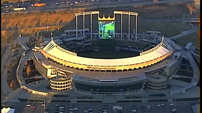 Stadyumun Dev LED Ekranında Mario Kart Oynayan Kafadarlar