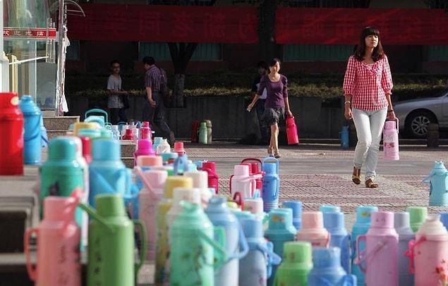 7. Chinese people always carry a thermos with hot water with them to prevent diseases.