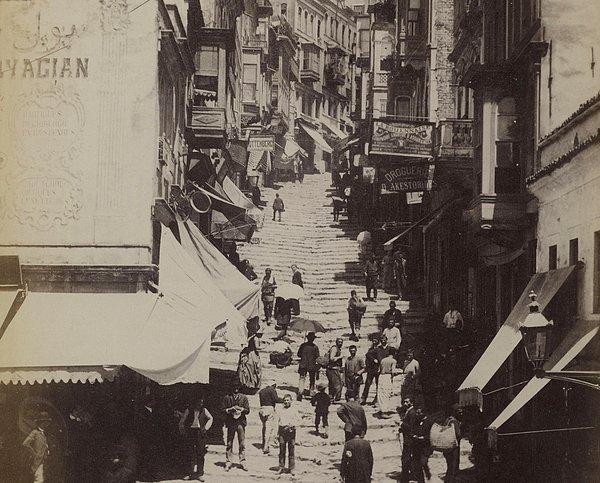 6. Karaköy'ü Galata'ya bağlayan Yüksek Kaldırım. Yıl 1884.