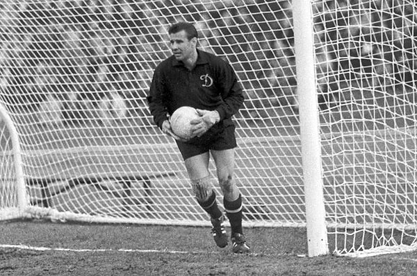 10. Как зовут советского футболиста, который стал единственным вратарем в истории, сумевшим завоевать "Золотой мяч"?