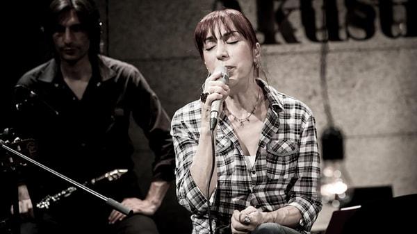 Efsane şarkının söz yazarı Zeynep Talu.