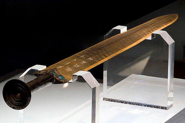 2. Yue Kralı'na ait olduğu düşünülen antik Goujian kılıcı, iki bin yıldan daha fazladır toprak altında kalmış olmasına rağmen hiç bozulmadan kalmayı başarmış.