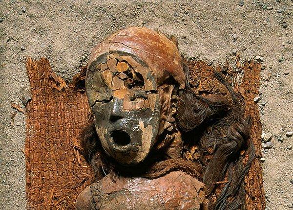 5. Ölüleri ilk mumyalayanlar çoğumuzun sandığı gibi Eski Mısırlılar değil, Güney Amerikalılardı. Şili'de Atacama Çölü civarında yaşayan Chinchorro halkı, Eski Mısırlılardan yaklaşık iki bin yıl önce ölülerini mumyalıyordu.