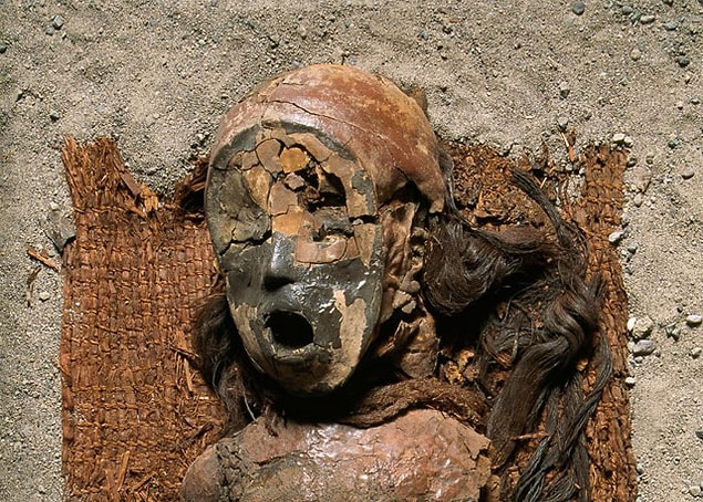 5. Ölüleri ilk mumyalayanlar çoğumuzun sandığı gibi Eski Mısırlılar değil, Güney Amerikalılardı. Şili'de Atacama Çölü civarında yaşayan Chinchorro halkı, Eski Mısırlılardan yaklaşık iki bin yıl önce ölülerini mumyalıyordu.