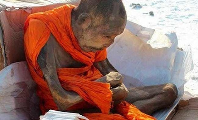 13. 11'nci yüzyıl ile 19'ncu yüzyıllar arasında Budist keşişler arasında garip bir meditasyon/intihar yöntemi kullanılıyordu. Sokushinbutsu olarak bilinen bu yöntem, basit tabirle kişinin kendisini mumyalama yöntemiydi.