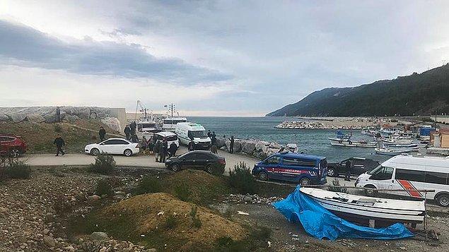 AA muhabirinin edindiği bilgiye göre, Karadeniz'de Gerze açıklarında bir balıkçı teknesinin battığı bilgisi üzerine sahil güvenlik ekipleri çalışma başlattı.