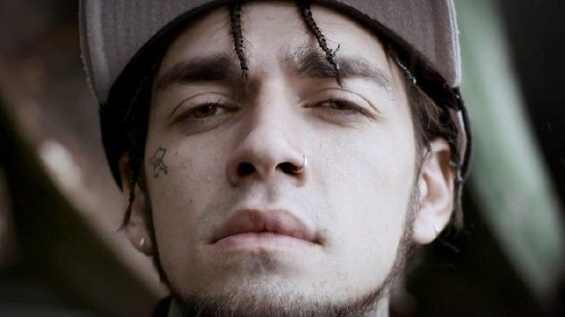 Türkçe Rap'in sevilen isimlerinden Ezhel'in başı dertten kurtulmuyor. Ezhel'e yeniden “kullanmak için uyuşturucu veya uyarıcı madde satın almak, kabul etmek, bulundurmak ve kullanmak..." suçlamasıyla 3. bir dava daha açıldı.
