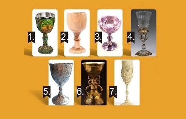 Какой из кубков притягивает вас больше всего? Не думайте логически, просто доверьтесь своему подсознанию.