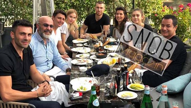 Belki de çok farklı bir hikâyesi vardır bu fotoğrafın, ama insanın aklına da binbir türlü şey gelmiyor değil!