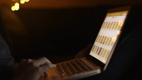 14. "Он полагает, что вы родили, выбирает счастливый конец и начинает предлагать вам лучшие бюстгальтеры для грудного вскармливания (сейчас я прикладываю капустные листья к груди, потому что это лучший способ, известный миру, чтобы прекратить лактацию), видео о том, как укачивать ребенка, чтобы он быстрее уснул (я бы отдала все на свете, чтобы хоть раз услышать его плач) и лучшие прогулочные коляски, которые пригодятся, когда ваш ребенок вырастет (мой всегда будет весить 1,8 кг)".