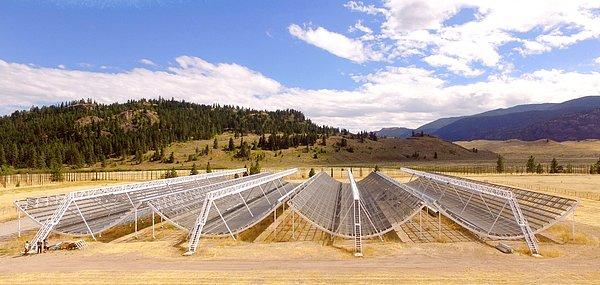 Sinyallerin, Okanagan Vadisi'ndeki CHIME (Kanada Hidrojen Yoğunluğu Haritalama Deneyi) isimli radyo teleskobuyla tespit edildiği açıklandı.