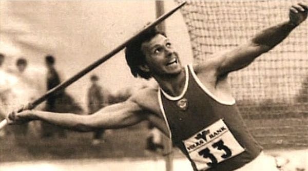 10. Какой их этих видов легкой атлетики не включен в программу десятиборья?