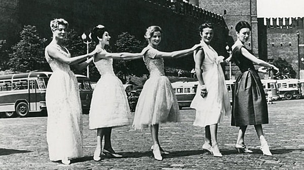 3. Как известно, источником названия периода правления Хрущева была повесть "Оттепель". А кто её написал?