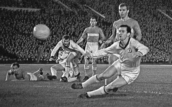 5. Кто из этих футболистов был легендарным и всемирноизвестным вратарем в 1956 году?