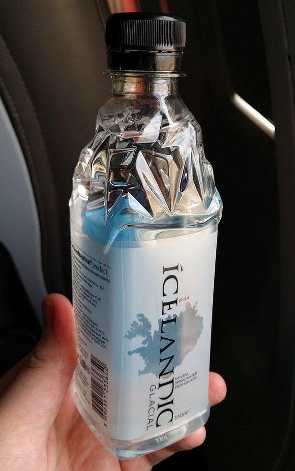 1. Buz dağı şeklindeki su şişesi.