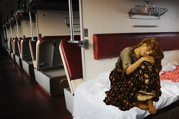 11. Если вы едете куда-то на поезде, то обязательно берете с собой вареные яйца, огурцы и жареную курицу.