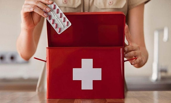 12. Дома у вас есть аптечка с лекарствами на все случаи жизни.
