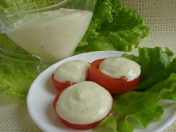 14. Вы обожаете мазик и кладете его в макароны, мажете на хлеб, используете как заправку для салата и даже умеете делать майонезный «торт».