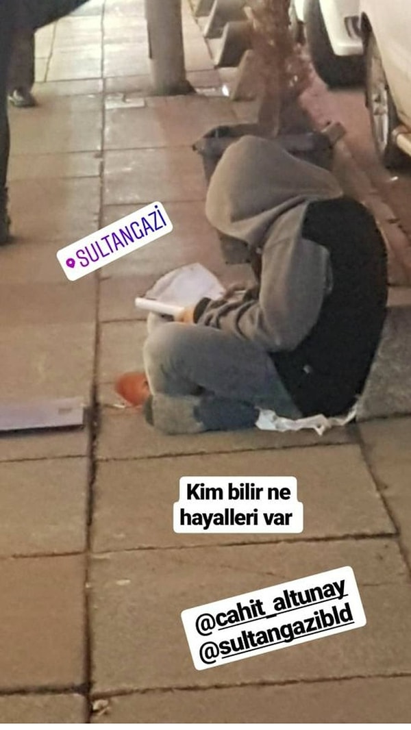 Onu soğuk havada kaldırımda ders çalışırken gören  bir vatandaş "Kim bilir ne hayalleri var?" mesajıyla sosyal medyadan paylaştı ve bu paylaşım büyük ilgi gördü.