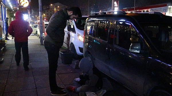 Sultangazi’nin en işlek caddelerinden olan Eski Edirne Asfaltı üzerinde tartıcılık yapan çocuğa DHA muhabiri ulaştı.