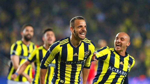 Ligin ilk yarısında forma şansı bulduğu 7 maçta skor üretemeyen ve Galatasaray derbisi sonrası 6 maç ceza alan 33 yaşındaki futbolcunun sözleşmesi sezon sonunda sona eriyordu.