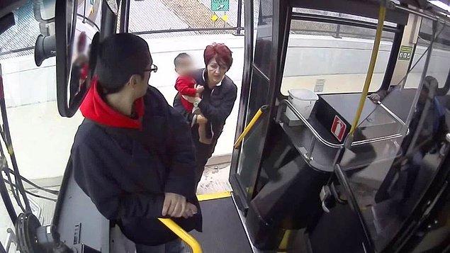 Soğuktan üşüyen çocuğu yakalayıp otobüse getiren şoföre yolculardan birisi de montunu vererek destek oldu. Buz gibi havada üşüyen çocuk güzel insanlar tarafından ısıtılmaya çalışıldı.
