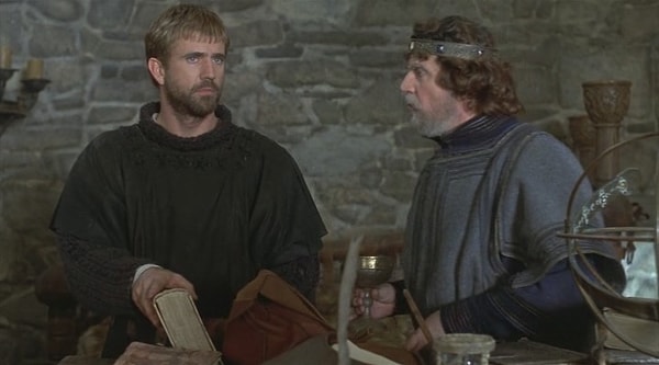 2. Кто из действующих лиц "Гамлета" может видеть призрака?