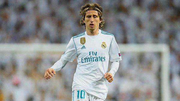 Real Madrid'den 4, Chelsea ve Barcelona'dan ikişer ismin bulunduğu kadroda en fazla oyu alan futbolcu, 115 bin 440 ile Real Madridli Luka Modric oldu.