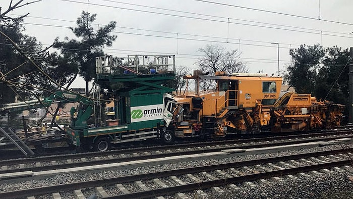 İstanbul'da Test Sürüşü Yapan Tren Kaza Yaptı: 2 Kişi Yaralandı