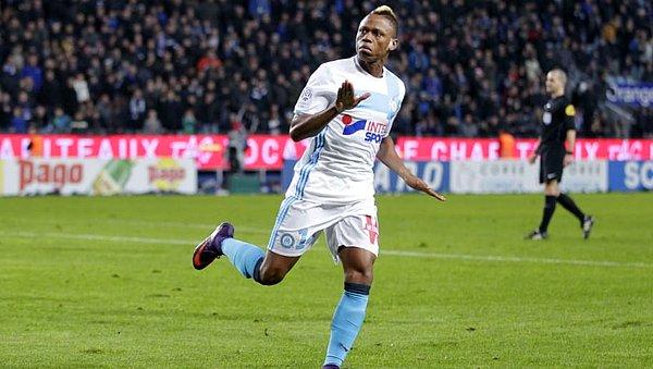 Lyon alt yapısında yetişen N'Jie, 2015 yılında Tottenham'a büyük beklentilerle 14.1 milyon euro karşılığında transfer edilmişti.