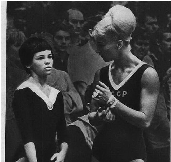 12. Для создания этой причёски начёсанные волосы укладывались в каноническую форму в верхней части головы. Как она называлась?