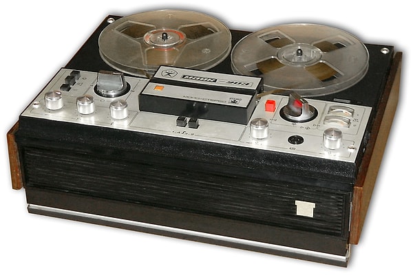 14. Магнитофон "Маяк-203"