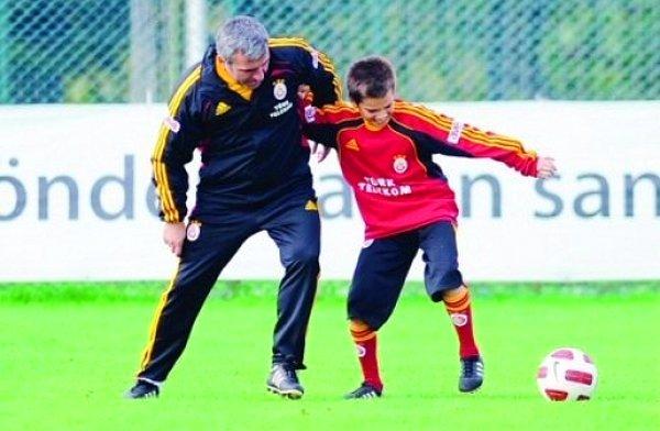 Galatasaray efsanesi Hagi'nin oğlu olan Ianis, 22 Ekim 1998 tarihinde İstanbul'da dünyaya geldi.